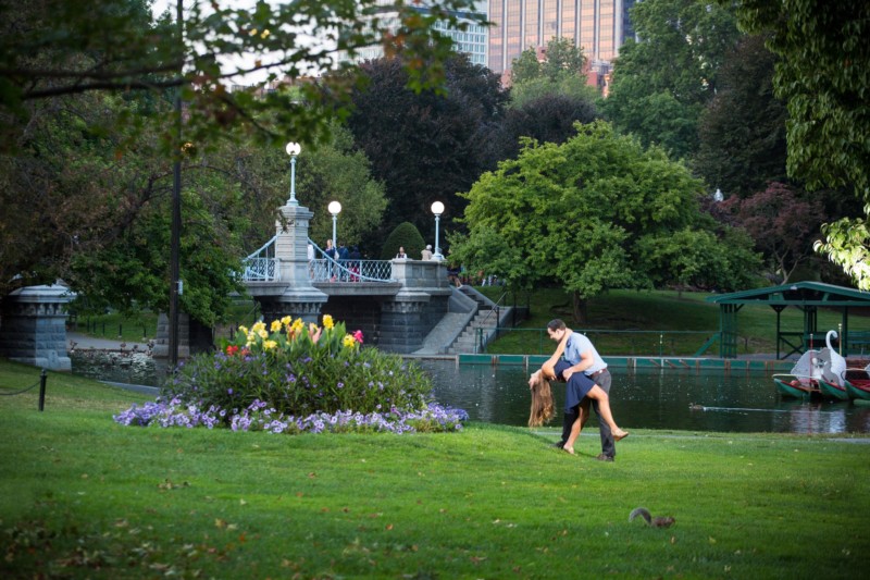Boston engagement pictures at public garden