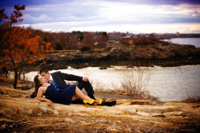 fort williams engagement picture in maine