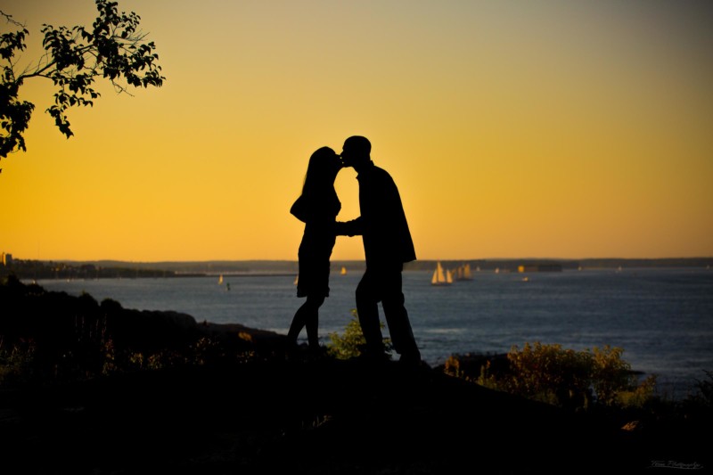 silhouette engagement picture with sunset and ocean