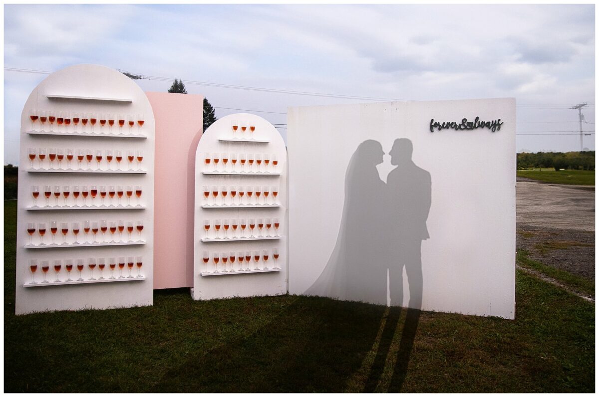 How much do you love this photo background / champagne holder Emily and Dustin had?
