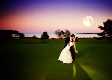wedding couple on golf course in maine