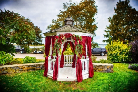 A fall wedding with great decor at the Inn on Peaks Island in Portland, Maine.