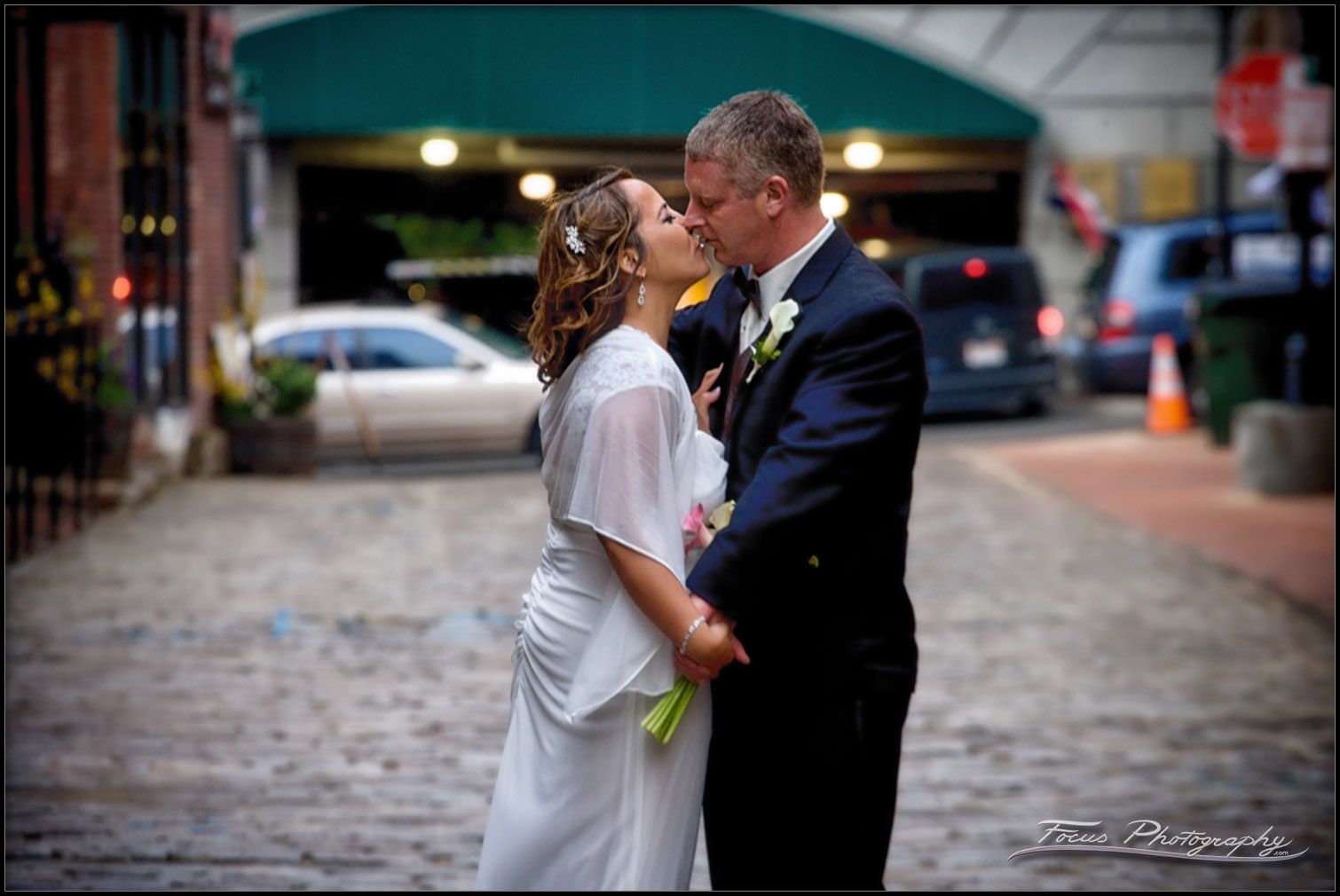 A kiss on Wharf Street